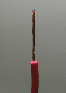 전선피복 제거 후 꼬아놓은 상태